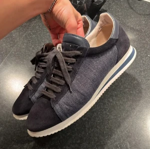 Brunello cucinelli skor  - Ett par väldigt schyssta skor ifrån Brunello cucinelli, i ett jätte fint skick.  Ingår 2+ sulor vid köpet.