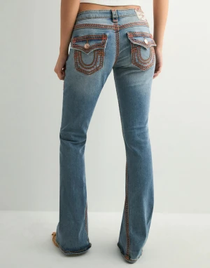 Blå bootcut jeans från True Religion - Snygga blå jeans från True Religion med låg midja och bootcut passform. Jeansen har markerade orange sömmar, fickor med lock och knappar både fram och bak samt klassisk logga på bakfickan. Tillverkade i stretchigt denim för skön känsla. De kostar 2300 kr i nypris 💓Superfint skick, inga defekter alls 