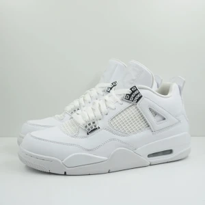 Air Jordan 4 Pure Money - Säljer ett par Jordan 4 Pure Money i utmärkt skick. Skorna är fräscha, rena och redo för en ny ägare. Ett måste för samlare eller för dig som vill ha ett stilrent och eftertraktat sneaker-par. 🔥  Säljes på grund av fel storlek/används ej. DM vid frågor eller om du vill ha fler bilder. Priset kan diskuteras. 💯