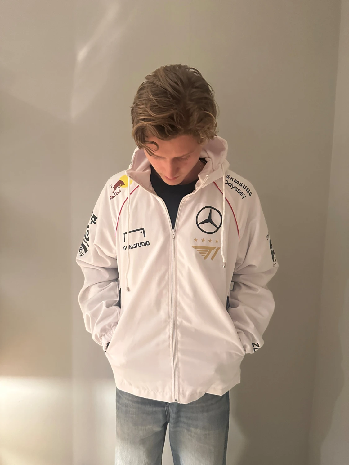 Vit vindjacka T1 x Mercedes Zeus - 2