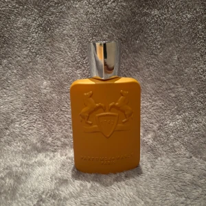 Parfums de Marly Althair EdP - Althair från Parfums de Marly i en snygg gul flaska. Eau de Parfum, 125 ml. Tillverkad i Frankrike. Perfekt för dig som vill sticka ut med en exklusiv doft från ett trendigt parfymhus.