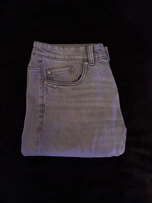Grå jeans  - Riktigt snygga jeans i en ljusgrå tvätt som alltid funkar. Perfekt passform, raka ben och ett fräscht, modernt look och I toppskick