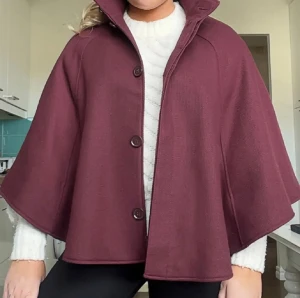 Poncho H&M - MINA BILDER!! säljer den virala ponchon från H&M som är så svår att få tag i då den ej går att köpa längre❤️‍🔥❤️‍🔥 storlek 34/XS, jättebra skick och verkligen så snygg men använder den inte!💖💖