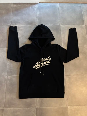 Saint Laurent hoodie (Äkta) - Säljer denna Saint Laurent hoodien i mycket bra skick. || Självklart äkta || Skick: 9/10 || Storlek: S || Mitt pris: 1699 || Modellen är 170, 60kg || Hör av er vid frågor eller funderingar 🤩🙌