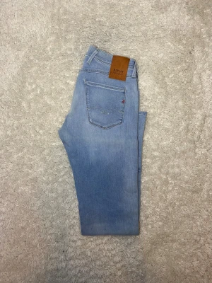 Ljusblå Replay Anbass jeans  - Skick 9,5/10, inga defekter. |Storlek W29 L32| Modell Anbass vilket är slimfit! Gåva ingår!