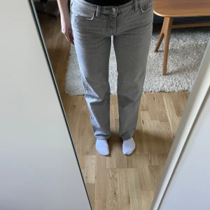 Ljusgrå raka jeans - Säljer dessa ljusgrå jeans med rak passform och klassisk femficksdesign. De är lågmidjade och är perfekta för en avslappnad och stilren look💗Köp gärna direkt🫶