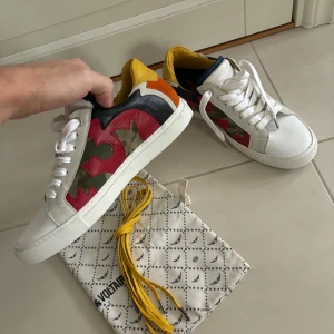 Zadig Voltaire skor - Populära helt oanvända sprillans nya trendiga Zadig Voltaire skor i storlek 44 säljes. Väldigt unik colorway med ljus mocka runt snörningen som är stört snygga på. Perfekta för dig som inte vill vara så mainstream och dem passar till allt med og extra snören och dustbag! Tveka inte vid minsta fråga eller fundering😊