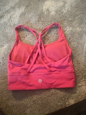Lululemon sporttopp  - Denna fina toppen är bara andvänd 1 gång och har ingen skada eller inte sliten 