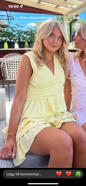 Gul volangklänning med v-ringning - Sjukt gullig klänning💛💛