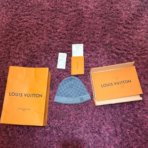 Louis vuitton mössa - Louis vuitton petit damier mössa i färgen ljusblå. Kommer med kvitto, låda och påsen. Lådan är skadad annars är allt annat i bra skick