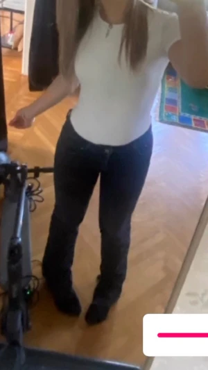 Svarta jeans  - Säljer svarta jenas från Zara skulle inte sagt dom är Butcut men dom har ett klip där nere så dom blir faktiskt butcut när man har dem med skor. Dom är i storlek 36 och dom passar bra för någon som har m och är 169 och dom är lite långa för mig är i bra kvalitet har inte använt dom så mycket. // nya priset 399 🩷