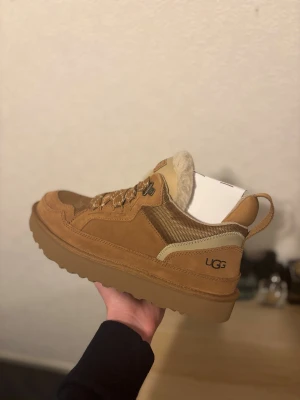 Ugg lowmel - Säljer ett par helt nya Ugg Lowmels! De är aldrig använda. Storlek 43. Bara skriva vid intresse! Priset kan sänkas lite vid snabb affär!