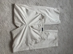 Kostym byxor Gina tricot  - Super snygga kostymbyxor från Gina i storlek 34/XS. Använda några gånger därav lite knotter se sista bild.        Nypris:399 kr