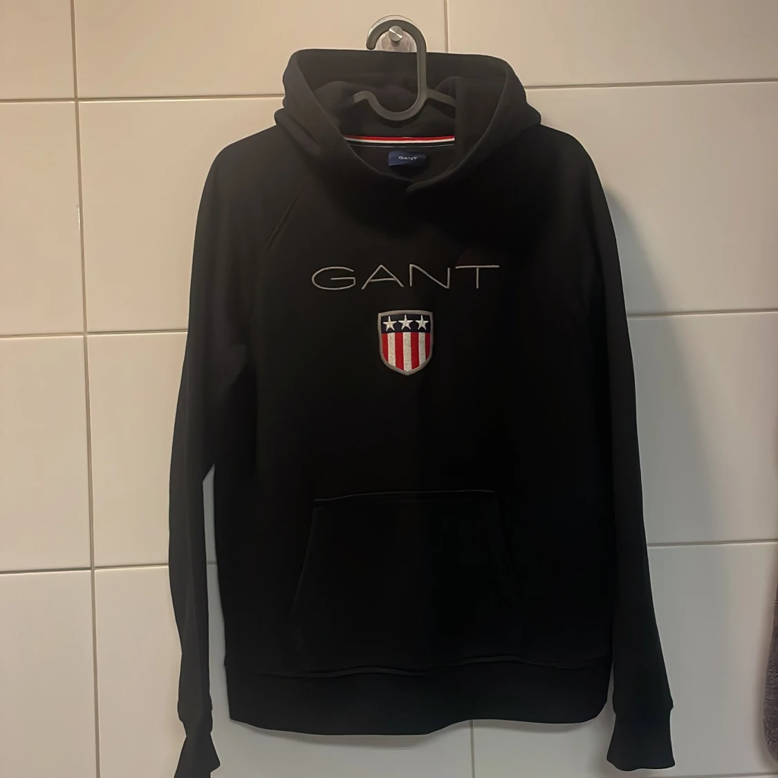 Svart hoodie från GANT med broderad logga