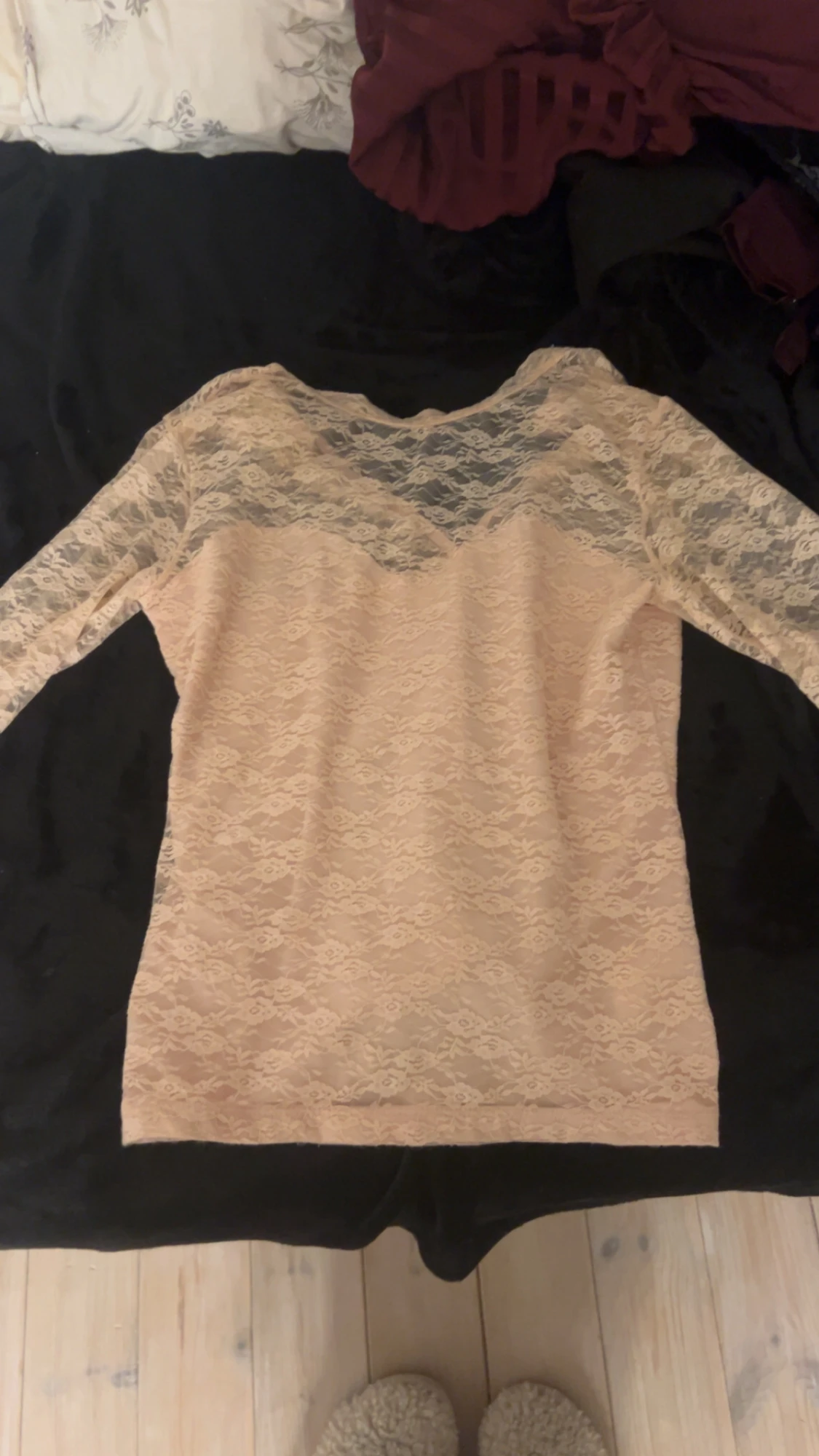 Beige spetsblus med lång ärm