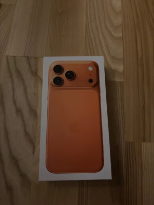 iPhone 17 Pro Max (512 GB) - Helt ny iPhone 17 Pro Max i färgen Orange, 512GB lagring. Oöppnad och i originalförpackning. Tre kraftfulla kameror. Köpt från elgiganten kvitto finns.