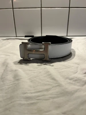 H bälte - Vit h bälte med silver logga. Pris kan diskuteras