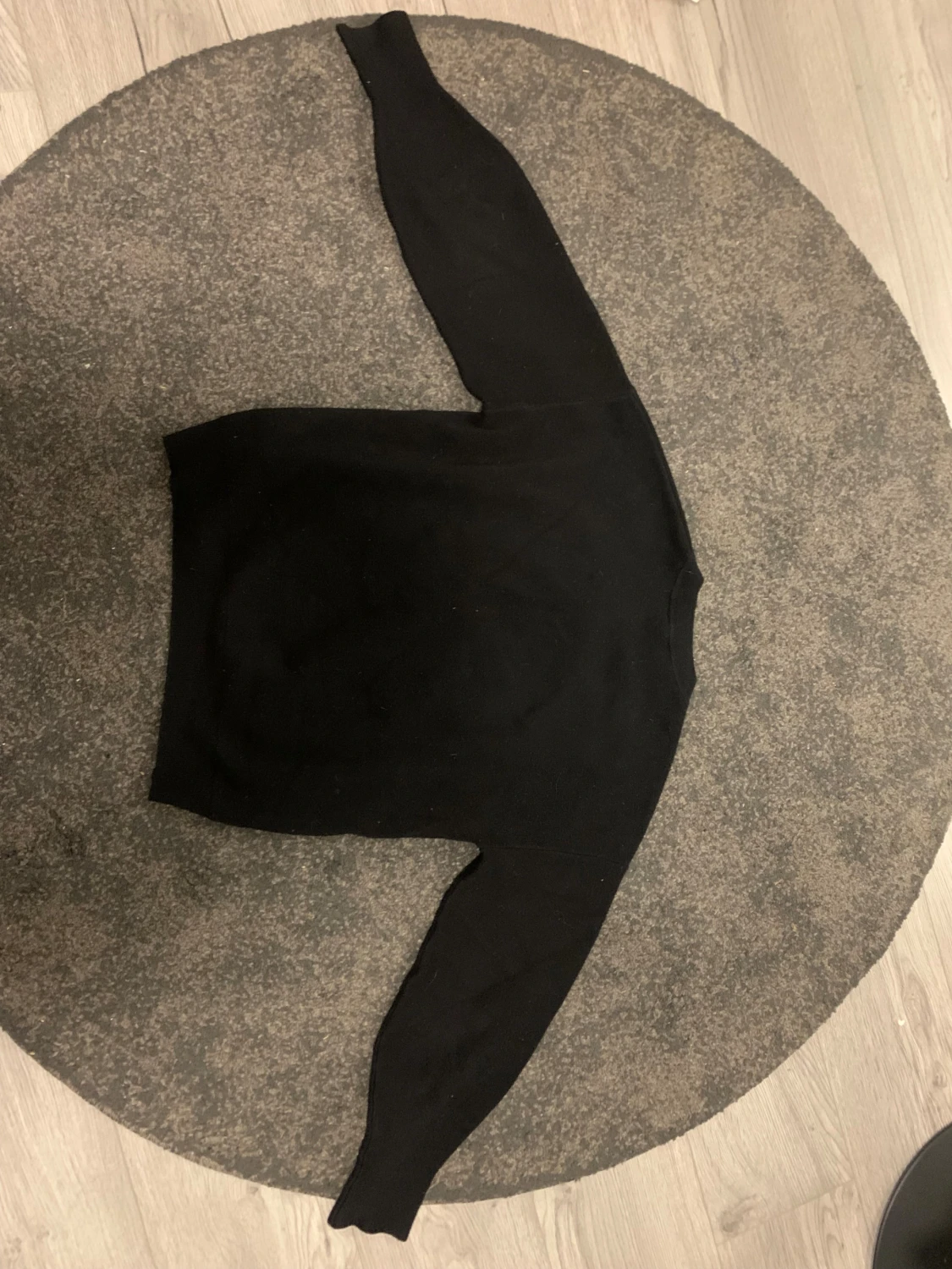 Svart stickad tröja från Guess  - 1