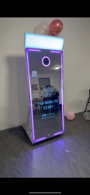 Fotobås - Vid snabb affär kan jag gå ner i pris! Säljer ett helt nytt spegelbås perfekt för bröllop, fester, event och företag. Spegeln är oanvänd och fungerar felfritt.  Tillval: Helt ny kamera med kvitto – 3 500 kr Perfekt för dig som vill starta uthyrningsverksamhet eller uppgradera din nuvarande utrustning.  Vid intresse eller frågor – skriv ett PM! 