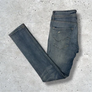 Jack&Jones slim fit jeans - Säljer detta par blåa jeans från Jack&Jones i modellen Skinny Fit/Liam men skulle säga att dem sitter som slim. Jeansen är i bra skick, slitningarna är design. Skriv vid intresse!