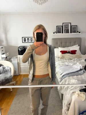 Grå zip-hoodie+mjukisbyxor  - Snygg grå zip-hoodie med huva och matchande mjukisbyxor från Andy. Tröja i storlek xs och byxor i m. Säljer båda tillsammans för 160kr eller antigen tröja eller byxa enskilt för 100kr. Köp båda genom ”köp direkt” och skriv till mig om du vill köpa en del 