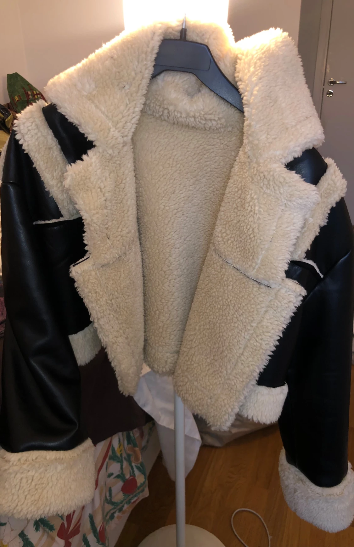Svart teddyjacka med fuskpäls - 2