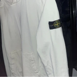 Vit hoodie från Stone Island Junior - Säljer en stone Island hoodie.Den har nfc tag och QR bevis på äkthet. Passar dig mellan 170/180cm.