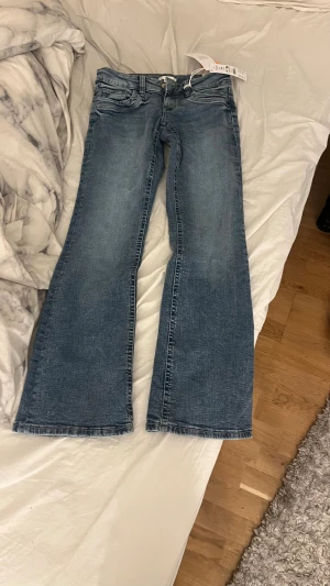 Lågmidjade jeans - Säljer mina lågmidjade jeans i stl 164 från gina tricot, passar xs-s, med prislapp kvar
