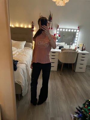 Rosa Gant t-shirt med tryck XS - Säljer en rosa t-shirt från Gant i storlek XS. T-shirten har ett vitt tryck framtill med texten 'New Haven Gant Connecticut East Coast'. Klassisk rund halsringning och korta ärmar. Skön och mjuk i bomull, perfekt till jeans eller shorts.