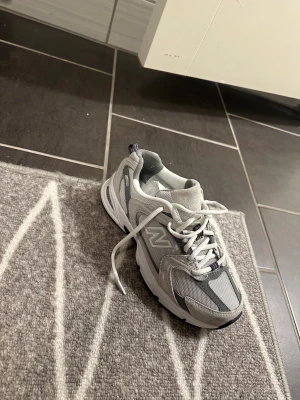 Nya New Balance 530s - Hej! säljer tjejens snygga NB 530s i grå o vit färger då hon köpt flera. Skorna är endast påtestade och 1-2 gånger och inte mer. Priset kan diskuteras vid snabbaffär. Söker endast seriösa köpare!!!