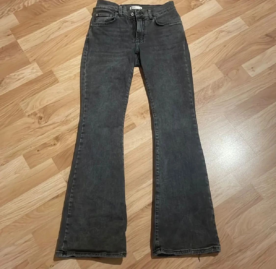 Supersnygga gråa bootcut jeans - 1