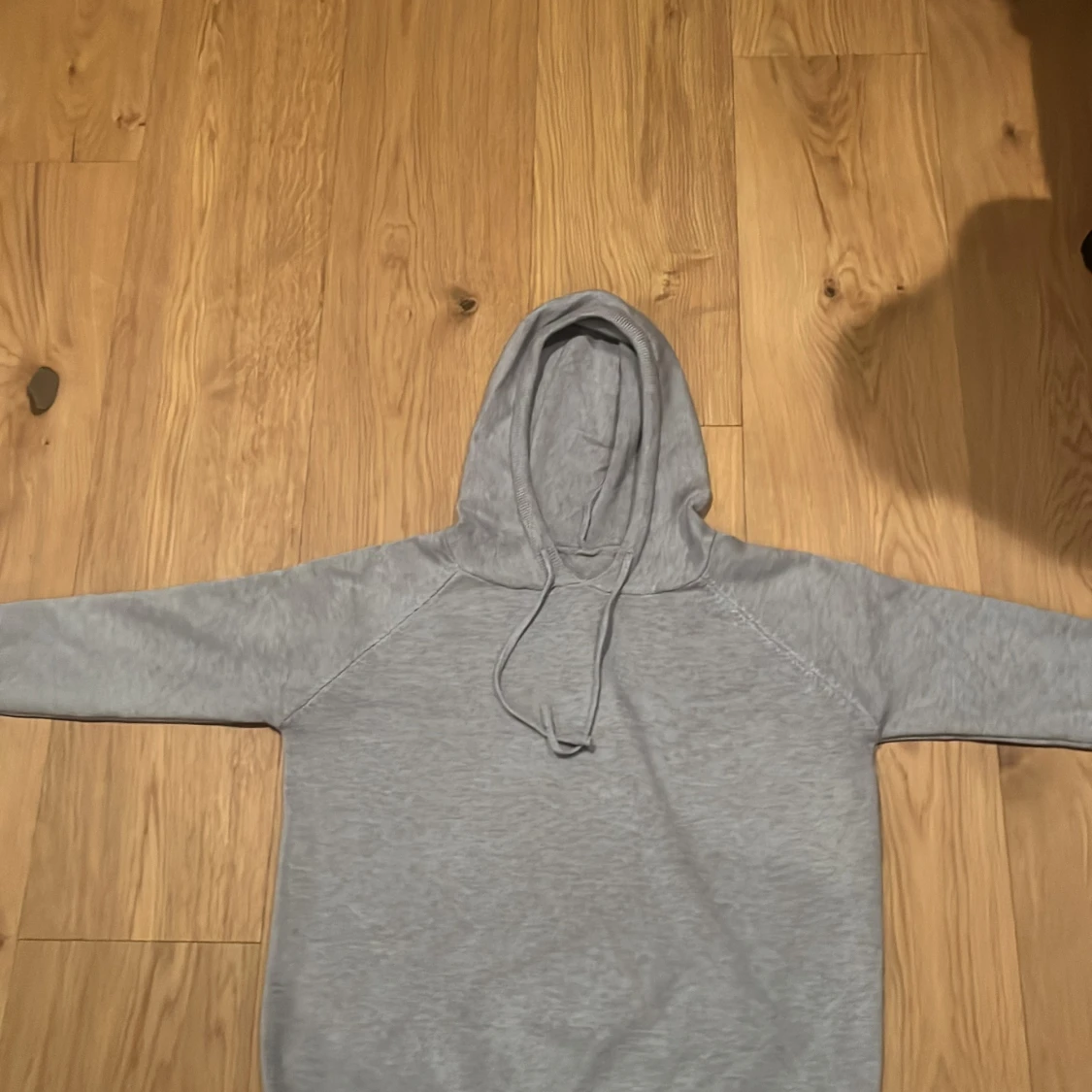 Ljusgrå hoodie med huva och snörning - 1
