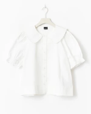 Vit blus med söt krage från Gina Tricot - Supersöt vit blus från Gina Tricot i storlek 34. Blusen har puffiga korta ärmar, knappar framtill och en stor krage med volangdetaljer. Perfekt för dig som gillar romantisk och trendig stil. Materialet är mjukt och känns skönt mot huden.