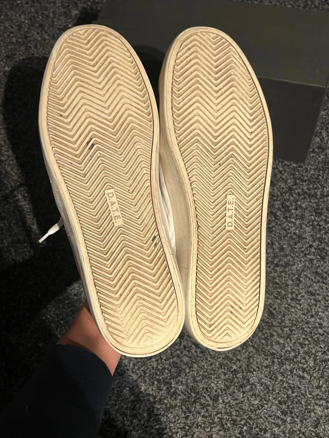 Vita sneakers från D.A.T.E. med blå detaljer - 3