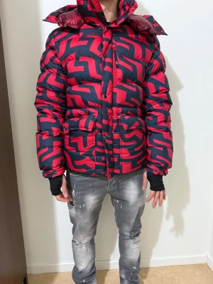 Vinterjacka J.Lindeberg - Vinter jacka ifrån J.Lindeberg. Riktigt snygg och mycket bra skick. Storlek S, men passar både S och M. 