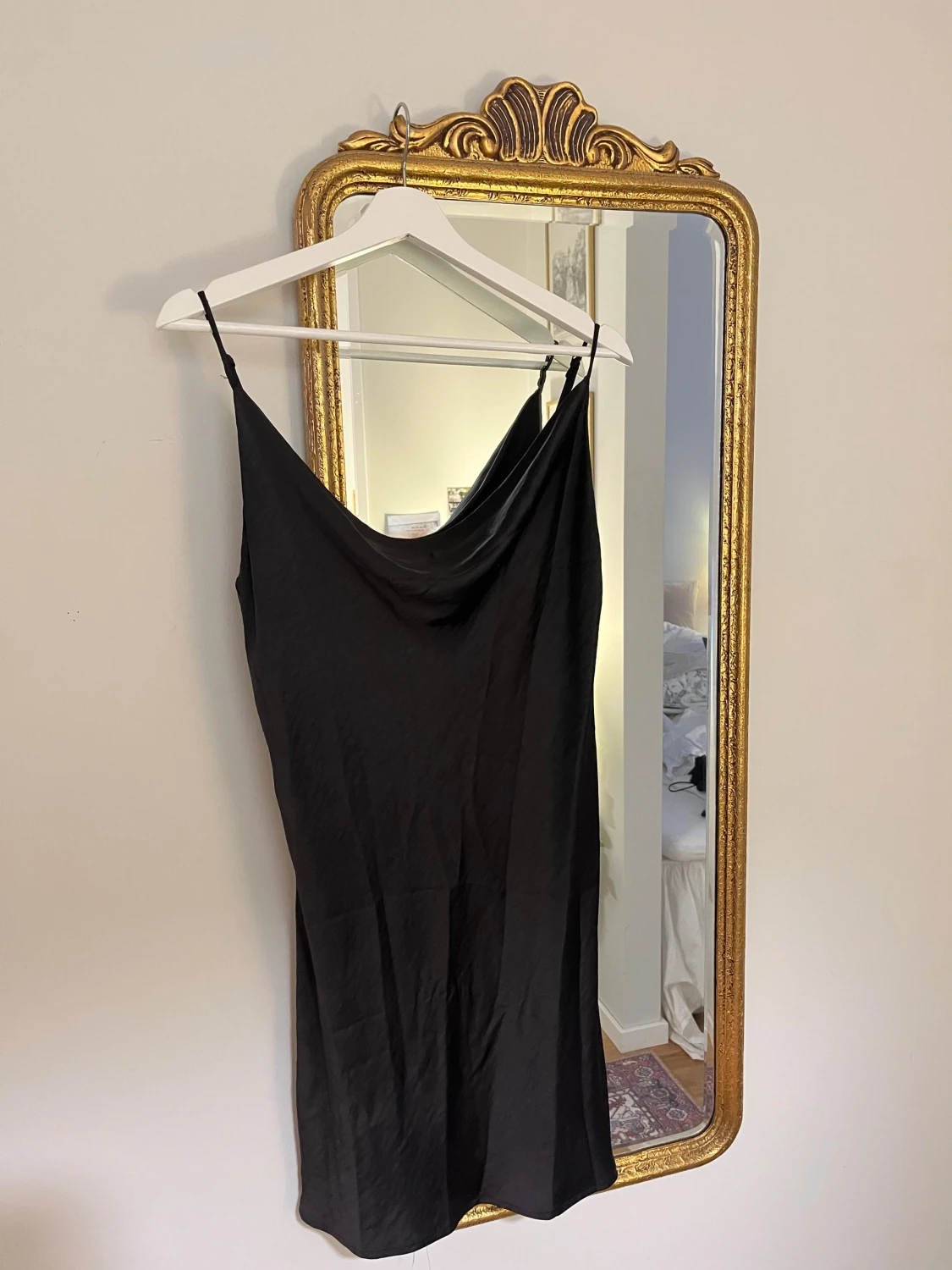 Svart satin klänning från ginatricot - 1