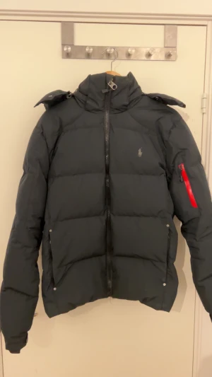 Svart pufferjacka från Polo Ralph Lauren - Svart pufferjacka från Polo Ralph Lauren, skulle uppskattas om man kan mötas upp om man bor i Stockholm 