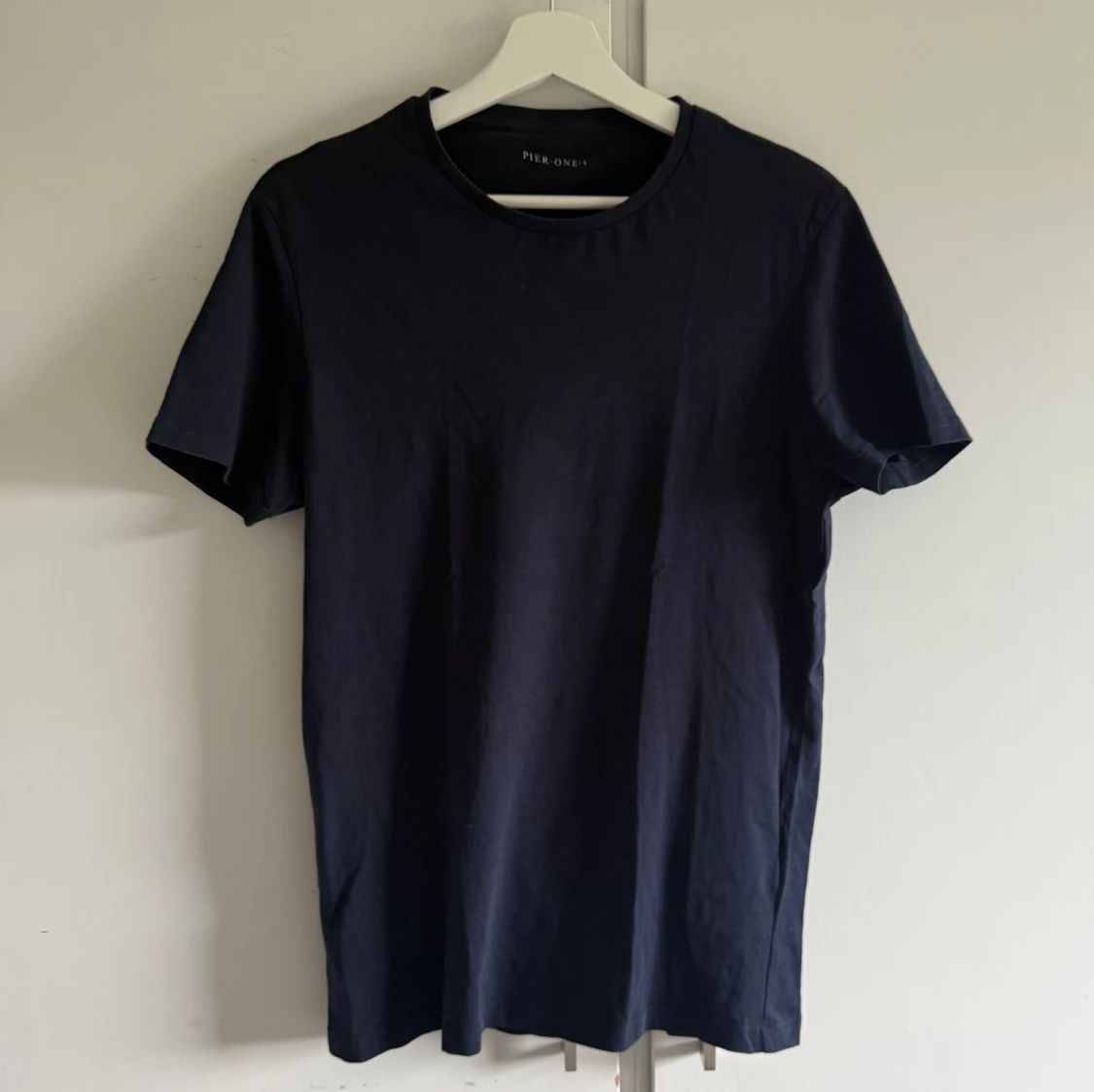 3 Marinblå och vit t-shirt från Pier One