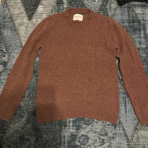 Brun stickad tröja These Glory Days - Säljer en brun stickad tröja från These Glory Days i storlek M. Tröjan har rund hals, ribbade muddar och långärmad passform. Perfekt för dig som gillar enkel och stilren design med skandinavisk känsla. det är storlek M men passar även dig som har storlek S