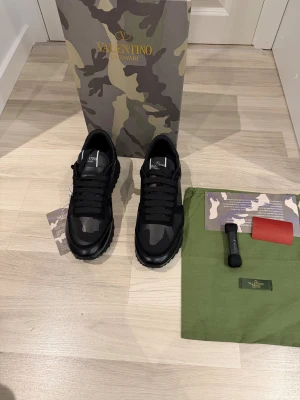 Rockrunners  - Snygga valentino skor i nyskick! dvs oanvända, allt på bilden medföljs! Kontakta mig vid minsta fundering✔️