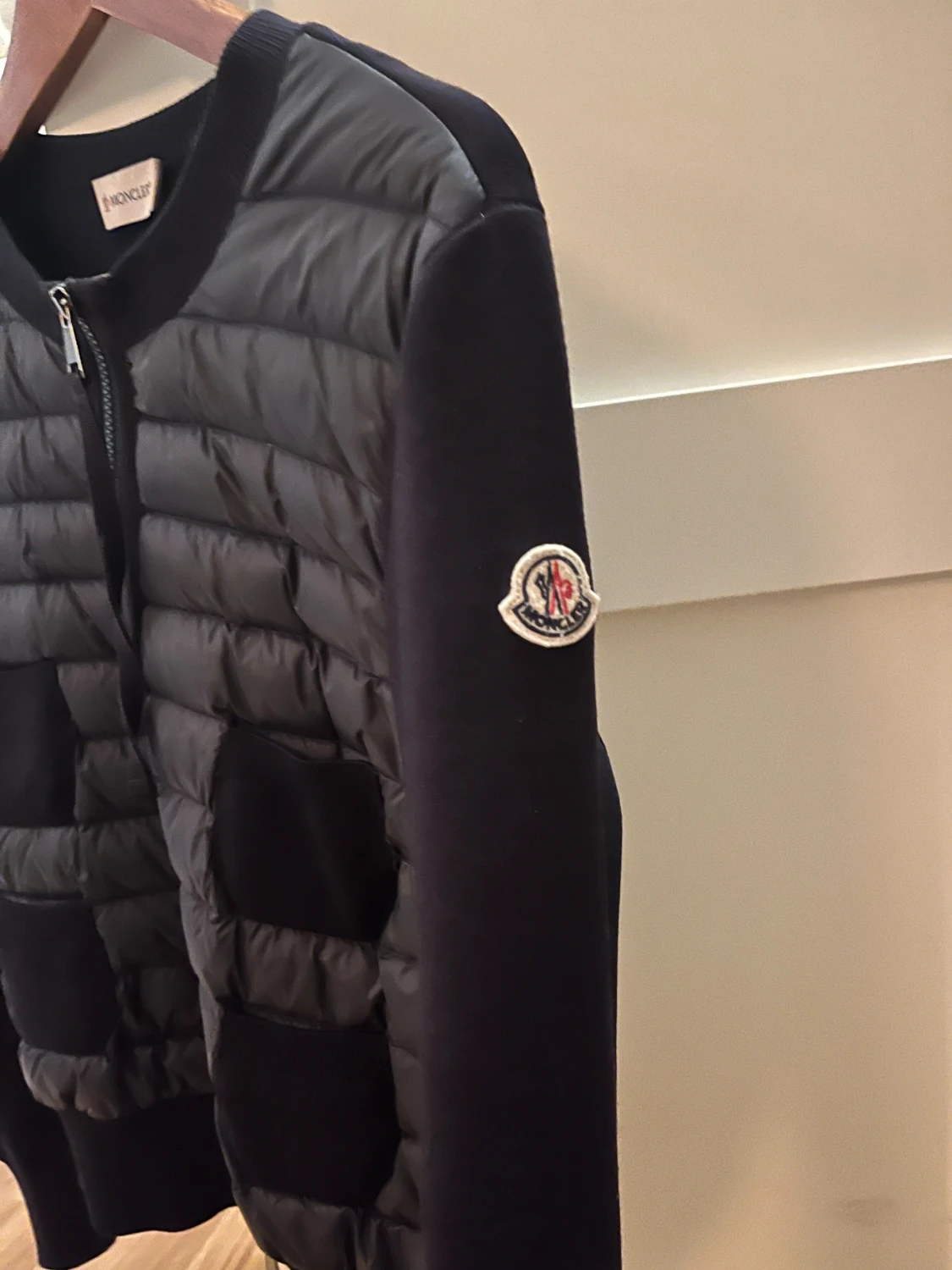 Svart quiltad pufferjacka från Moncler - 1