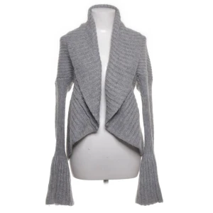 stickad kofta - kofta i storlek m. använd ”köp nu”. 4/12-2025