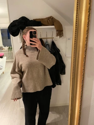 Beige stickad tröja  - En beige stickad tröja från Ginatricot som tyvärr inte kommer till användning längre💓