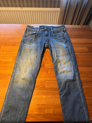Replay Anbass Jeans Herr - Säljer nu ett par replay jeans till ett bra pris. Priset är baserat på de nuvarande skicket. Färgen marinblå gör att plagget kan användas året runt. Hämta hem dessa för endast 649kr