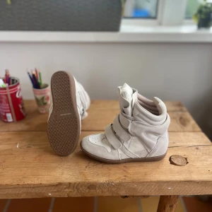 Isabel Marants - Snygga höga sneakers i beige mocka och vitt syntetmaterial. Kan frakta inom 24 timmar behöver pris kan negotieras vid snabb affär💕