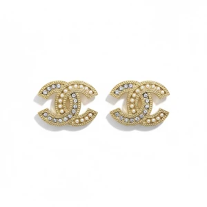  örhängen med pärlor - Snygga örhängen i guldton , dekorerade med vita pärlor och glittrande strass. Perfekt accessoar för dig som gillar lyxig och trendig stil. Materialet är metall med detaljer i 925 silver.