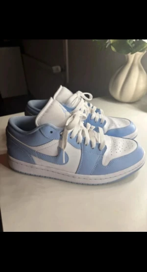 jordan 1 low - Jordan 1 Low – Nästan nya! Säljer ett par Jordan 1 Low i mycket fint skick, endast använda 2 gånger  Säljs då de tyvärr är för små för mig.  Nypris: 1495 kr Storlek: 39  Inga skador eller märken – som nya!
