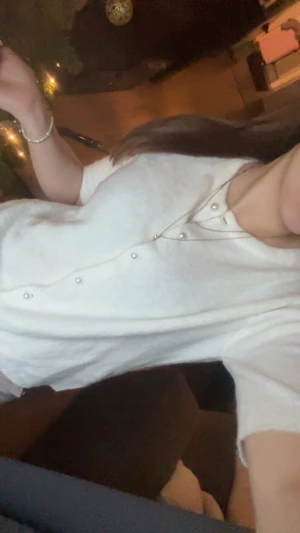 Vit kofta med pärlknappar - Supersöt vit kofta i mjukt stickat material med pärlknappar längs hela framsidan. Tröjan har rund halsringning och korta ärmar, perfekt för att ge en classy touch till din outfit. Enkel att matcha och riktigt cozy.