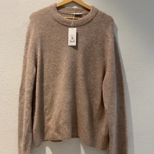 Helt ny stickad tröja  - Säljer denna stickade tröjan som är helt ny, köpt för 399kr, men säljer för endast 200kr. 