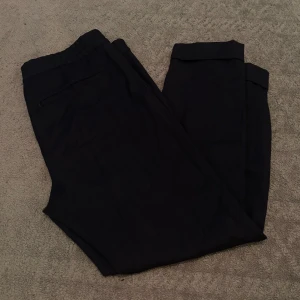 Filippa K Terry Cropped Trousers Byxor Svarta - Filippa K Terry Cropped Trousers Byxor | Svarta | Skick: 6/10 | Enda defekten är ett minimalt hål mellan benen som enkelt går att sy ihop | Storlek: 50 | Nypris: 1699 SEK | Pris: 199 SEK | Frakt: Postnord + Instabox + Bring | Skriv vid minsta fråga eller fundering 📩 Priset är diskuterbart. 